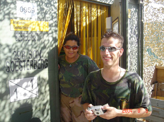  - 2004w41 Melissa en Ronald in Irak